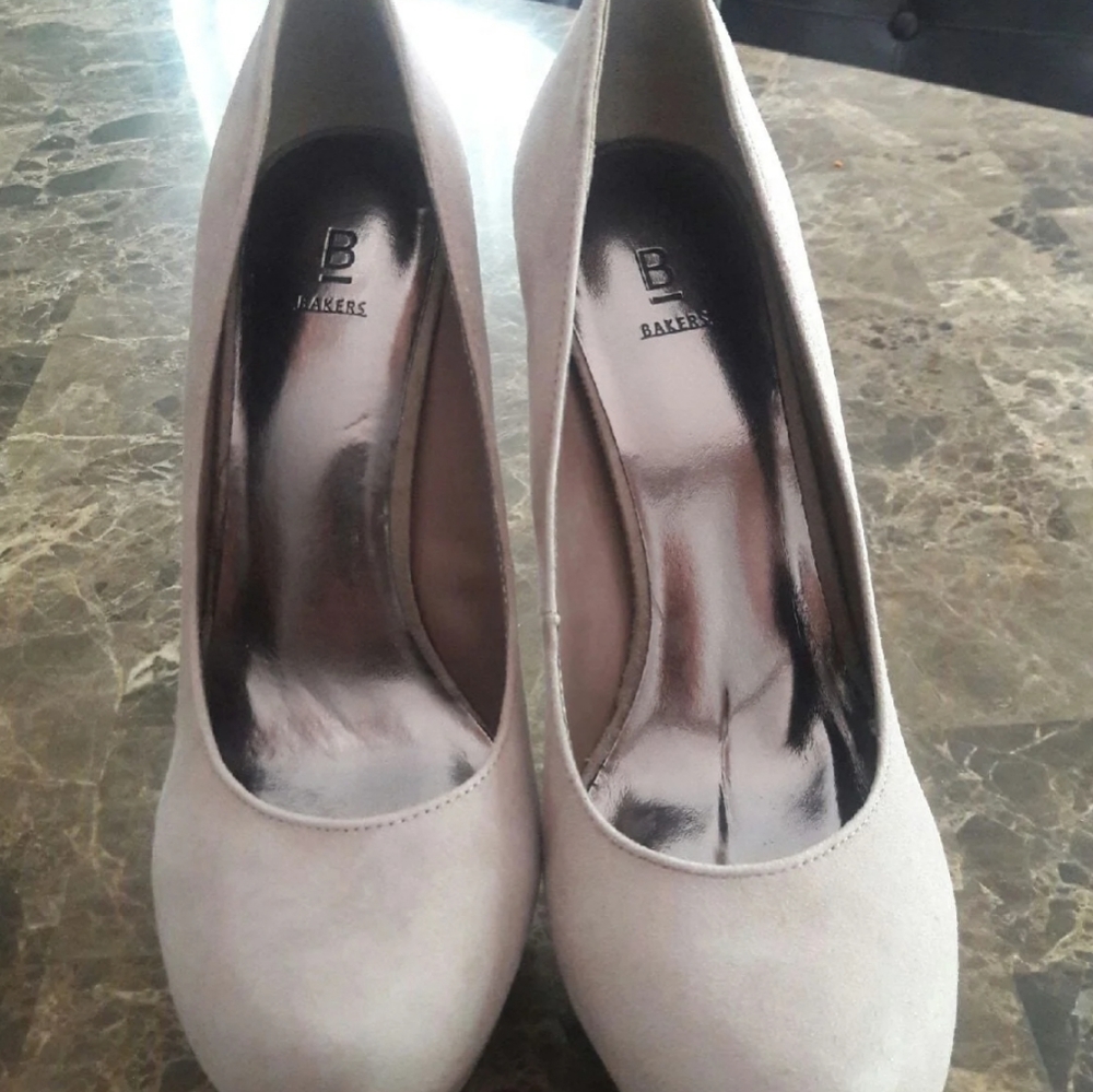 FRIDAY SALE Bakers Suede Pumps Size 9